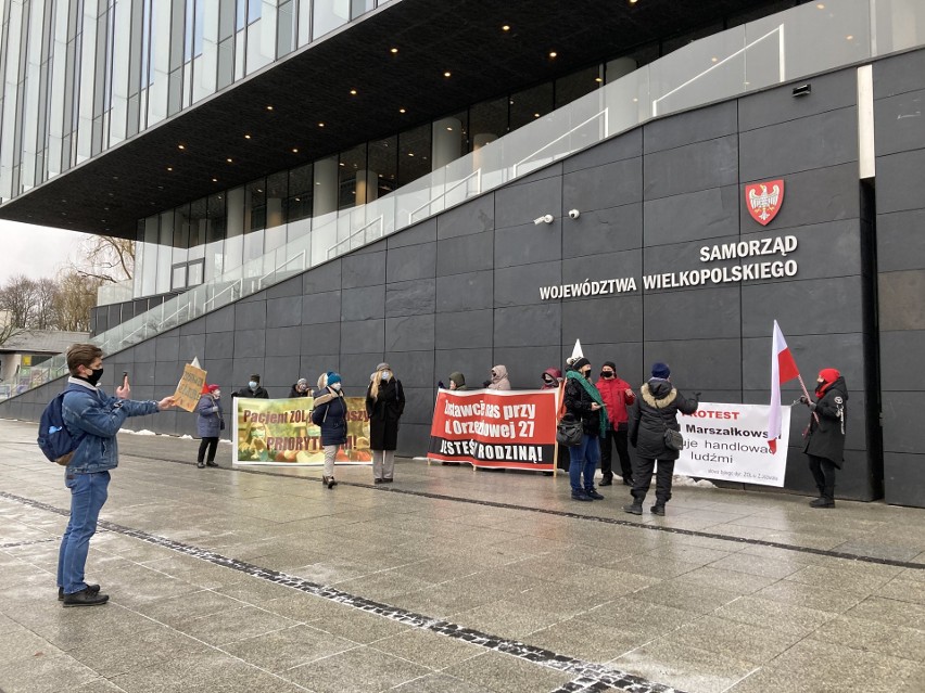 W czwartek przed Urzędem Marszałkowskim odbył się protest...