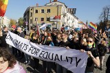II Marsz Równości w Białymstoku. Na ulicach policja, tęczowe tłumy i narodowcy - relacja live (zdjęcia)