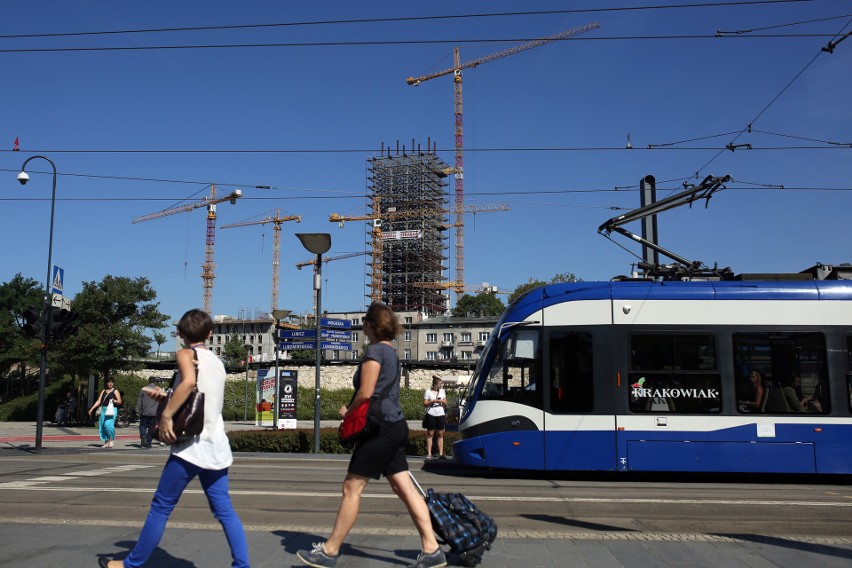 Kraków. Szkieletor zmienia się z dnia na dzień, rosną nowe budynki [NOWE ZDJĘCIA]