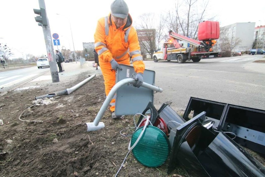 Wrocław: Kierowca skody wpadł na chodnik i staranował sygnalizację