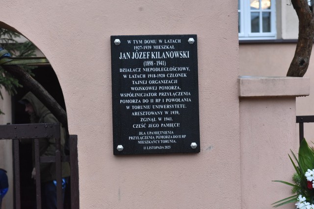 Tablica pamięci Józefa Jana Kilanowskiego zawisła na kamienicy przy ulicy Mickiewicza 32 w Toruniu