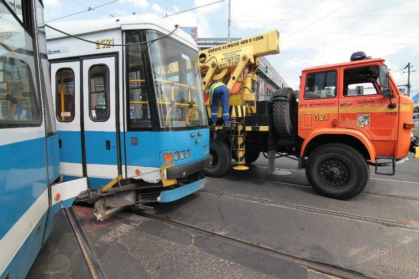 Zablokowany plac Dominikański. Tramwaj się rozerwał