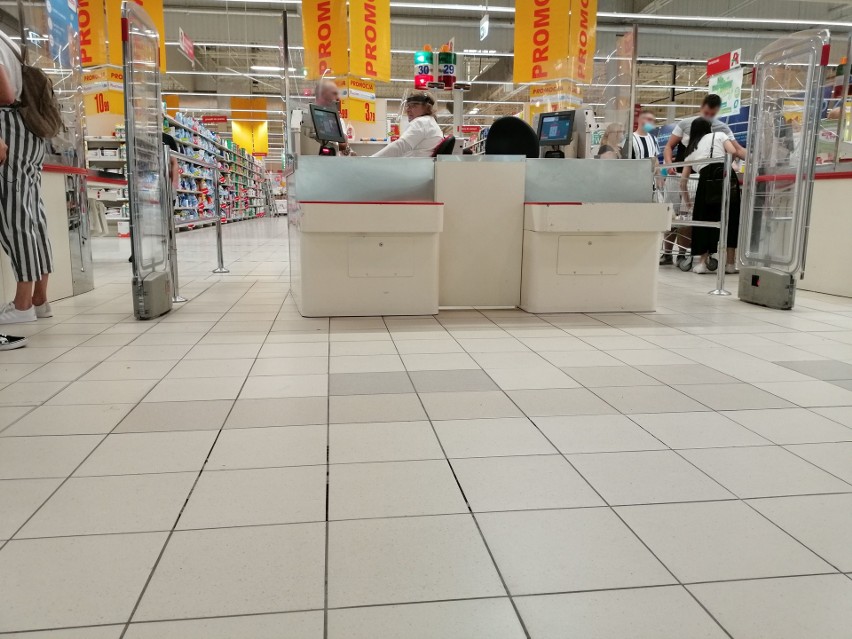 Przeciwnicy maseczek protestowali w Auchan w Krasnem. Nie zostali obsłużeni, kasjerzy odchodzili od kas, ochrona wypraszała ze sklepu