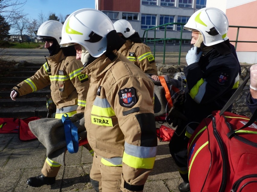 Pożar w szkole w Piekoszowie i błyskawiczna ewakuacja. Na szczęście to tylko ćwiczenia [ZDJĘCIA]