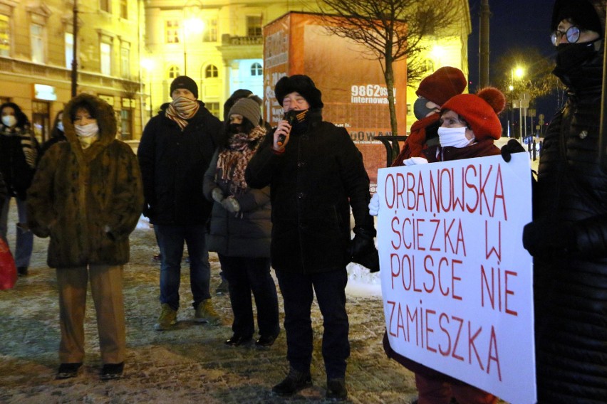 Podatek od mediów: Efekt działań Prawa i Sprawiedliwości, to nie będzie wyrównanie poziomu. Protest przed siedzibą PiS w Lublinie