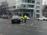 Elegancki Lexus zderzył się z tramwajem pod Arkadami we Wrocławiu. Kierowca wjechał pod nadjeżdżający skład