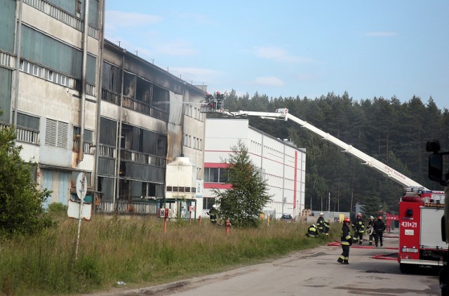 Akcja gaszenia pożaru na terenie dawnego Polifarbu w Gdyni