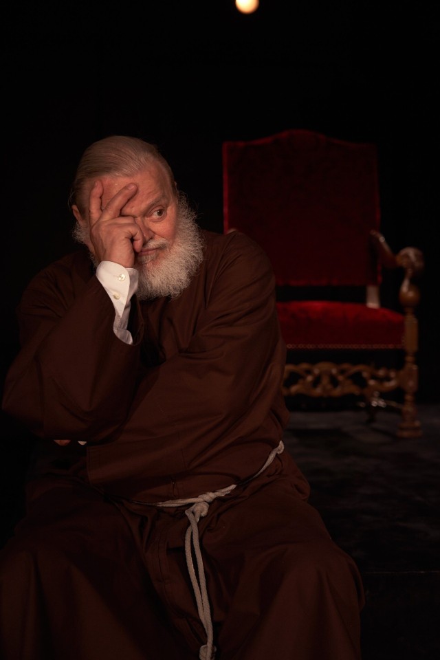 Mariusz Saniternik w spektaklu „Rozmowy z diabłem. Wielkie kazanie Księdza Bernarda”