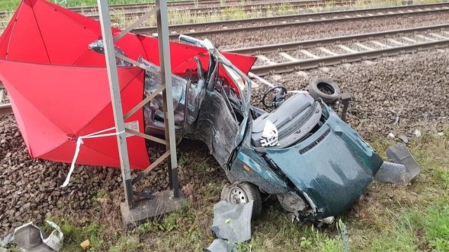 Do tragicznego wypadku doszło w poniedziałek przed godz. 16 na strzeżonym przejeździe kolejowym na ulicy Transmisyjnej w Łodzi. Rozpędzony pociąg relacji Białystok - Łódź Fabryczna uderzył w samochód osobowy, którym podróżował 67-letni mężczyzna.