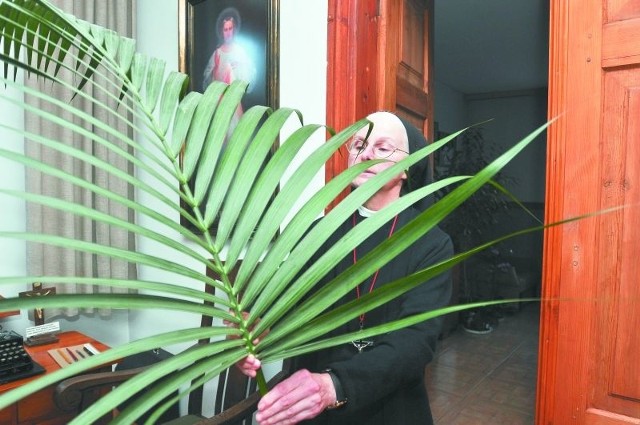 Siostra Aldona, przełożona Zgromadzenia Sióstr Jezusa Miłosiernego w Białymstoku, ustawi poświęconą palmę wielkanocną tuż obok świątecznego stołu.