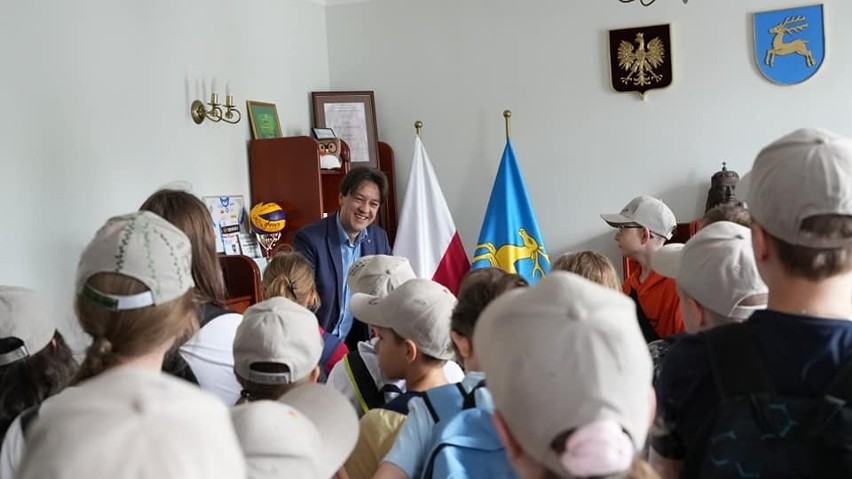Uczestnicy półkolonii zwiedzali Urząd Miejski w Kozienicach i spotkali się z burmistrzem. Zobacz zdjęcia