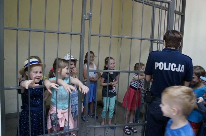 Dzieci z MSP nr 5 w Piekarach z wizytą w komendzie policji