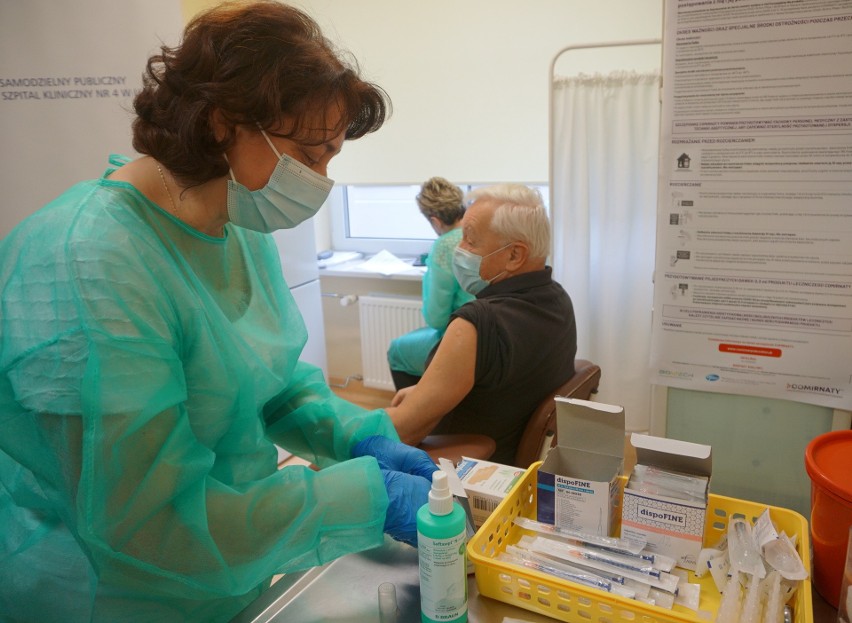 Ruszyły szczepienia przeciw COVID-19 w największym szpitalu w Lublinie. Zobacz zdjęcia z SPSK4