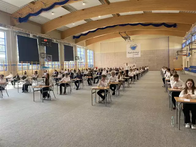 Uczniowie Publicznej Szkoły Podstawowej numer 1 w Białobrzegach egzamin ósmoklasisty napisali w sali sportowej.
