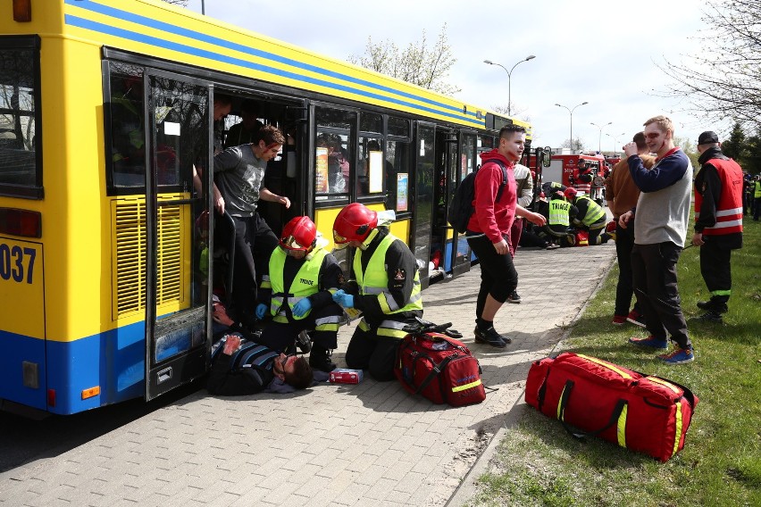 Wypadek autobusu i osobówki na ul. Gdańskiej - ćwiczenia (wideo, zdjęcia) 