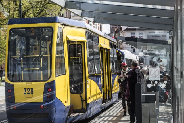 &bdquo;W pojazdach MZK nie przestrzega się restrykcji związanych z epidemią. Tramwaje i autobusy są przepełnione. Jestem zmuszona korzystać ze środk&oacute;w komunikacji miejskiej, ale boję się tego&quot; - napisała do nas Czytelniczka (nazwisko do wiadomości redakcji) z Torunia, załączając zdjęcia, kt&oacute;re zrobiła w tramwaju.CZYTAJ DALEJ &gt;&gt;&gt;&gt;&gt;&gt;Tekst: Mirosława KruczkiewiczZobacz także:Tragiczne wypadki przy pracy: Toruń, Chełmża, Brodnica. Najgorzej na budowach i produkcji!MZK wyjaśnia sprawę słupa na drodze rowerowej w al. Jana Pawła II&lt;center&gt;&lt;div class=&quot;fb-like-box&quot; data-href=&quot;https://www.facebook.com/NowosciTorun&quot; data-width=&quot;600&quot; data-show-faces=&quot;true&quot; data-stream=&quot;false&quot; data-header=&quot;true&quot;&gt;&lt;/div&gt;&lt;/center&gt;