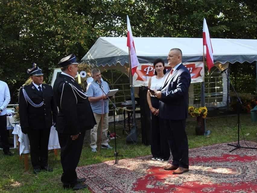 Sztandar strażakom z Prawęcina przekazał burmistrz gminy...