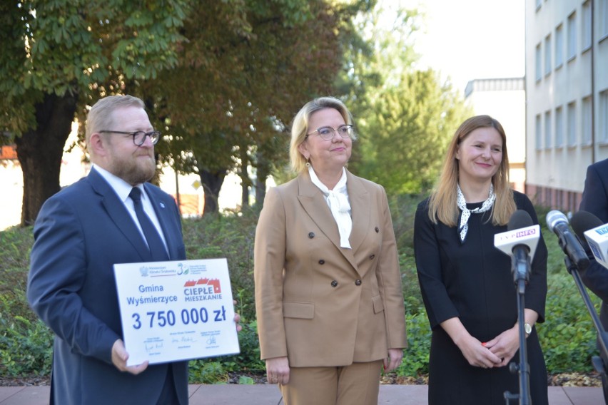 Ciepłe Mieszkanie, minister Anna Moskwa ogłosiła start ważnego programu. Są pieniądze dla właścicieli tysięcy mieszkań. Nabór we wrześniu