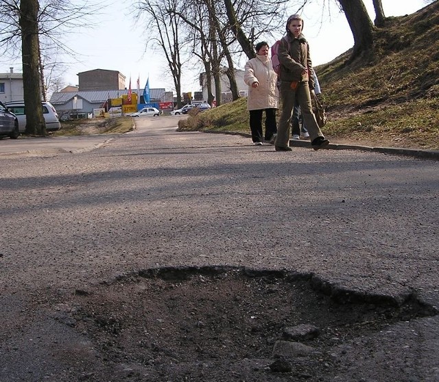 Dziura na wjeździe na parking.