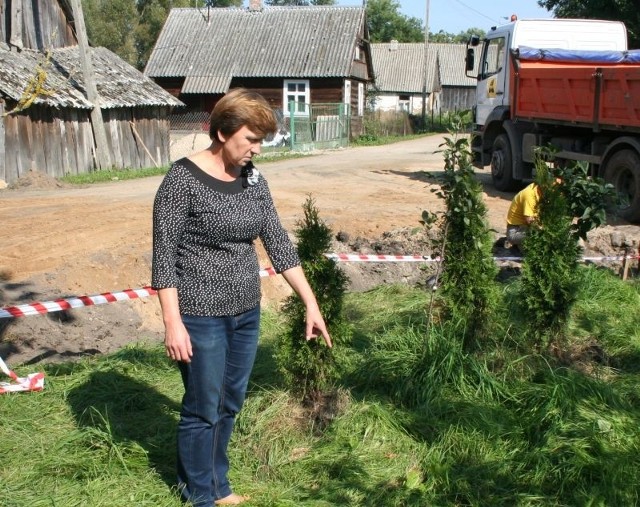 Hanna Skłodowska pokazuje, w którym miejscu policjanci obezwładnili jej męża