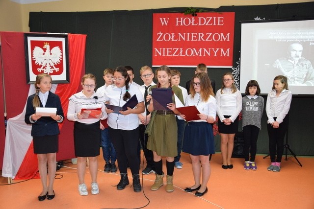 Podczas obchodów pamięci Żołnierzy Wyklętych w gminie Bodzentyn, uczniowie ze Szkoły Podstawowej w Leśnej zaprezentowali przedstawienie „W hołdzie Żołnierzom Wyklętym”.