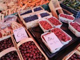 Małopolska zachodnia. Czereśnie, jagody i ogórki królują na targowiskach. Tłumy ruszyły na zakupy, by przygotować przetwory. Zobacz ZDJĘCIA