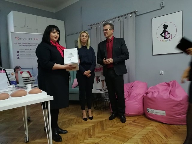 Marek Nazarko burmistrz Michałowa przekazał aparat na ręce położnej Magdaleny Jurczuk (pierwsza z lewej)