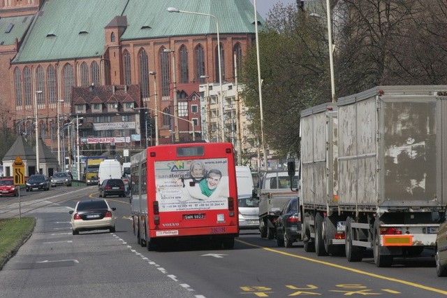 Lewy pas obecnie służy pojazdom komunikacji miejskiej. Jak widać na zdjęciu, cwaniaków jednak nie brakuje.