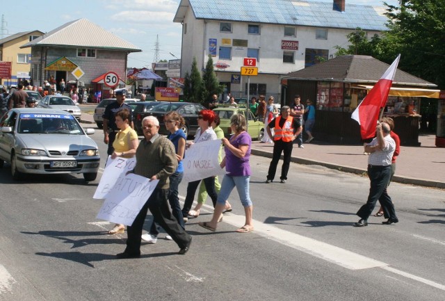 Mieszkańcy Przysuchy i powiatu, demonstrowali na drodze krajowej przeciwko likwidacji nocnej karetki w miejscowym pogotowiu.