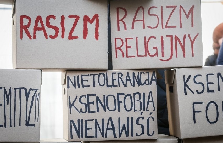 Manifestacja "Stop rasizm, stop faszyzm" na Długim Targu w...