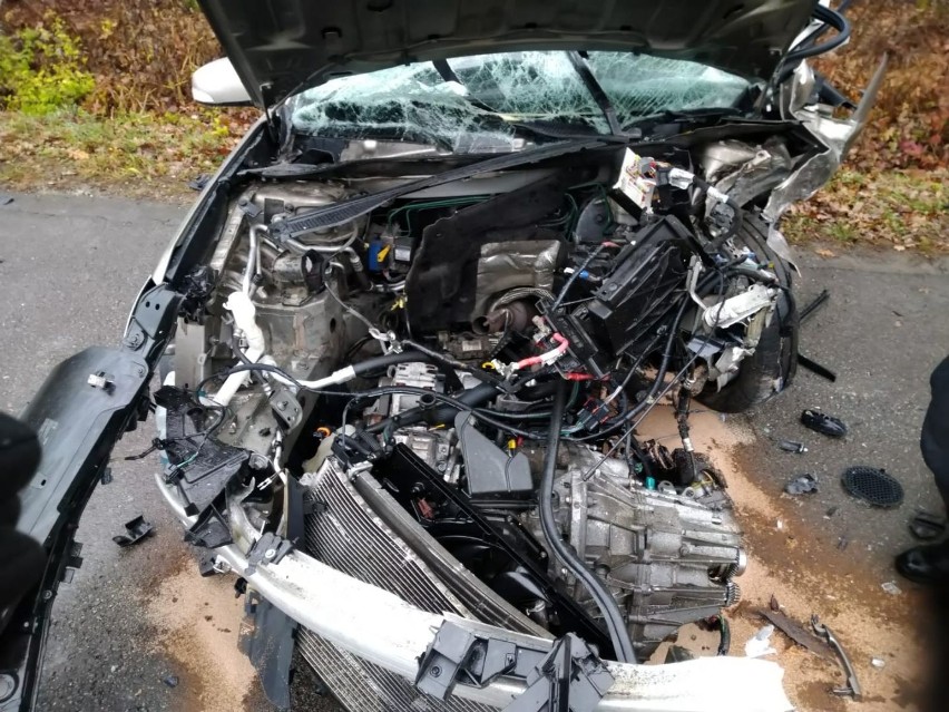 Śmiertelny wypadek na łuku drogi w Zrębinie. Czołowo zderzyły się dwa samochody. Jeden z kierowców nie przeżył. Zobacz zdjęcia