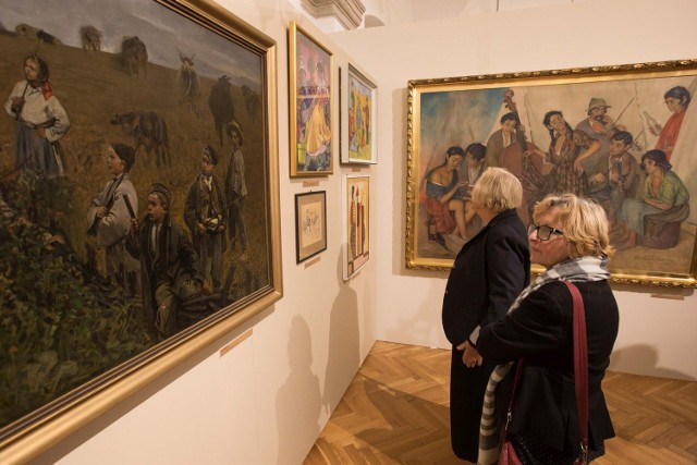 Odwiedzający jubileuszową wystawę w szydłowieckim muzeum mogli podziwiać obrazy, prezentujące polskie instrumenty ludowe.