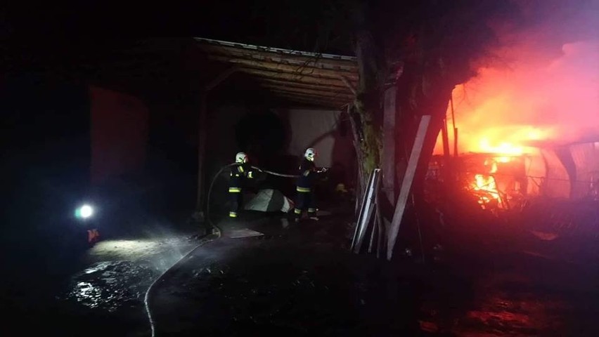 Pożar w Zwonowicach: Spaliły się budynki gospodarcze i auta w garażu ZDJĘCIA