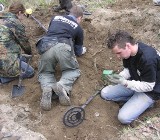 Grupa poszukiwaczy zbadała teren muzeum w Łambinowicach 