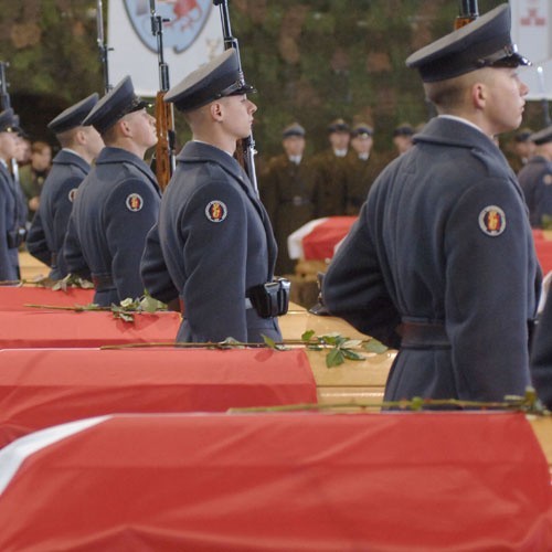 Uroczystość pogrzebowa w hangarze na lotnisku w Świdwinie.