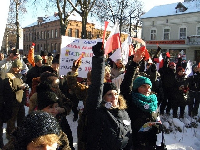 Manifestacja KOD w Ełku ph. "Czerwona kartka dla rządu"