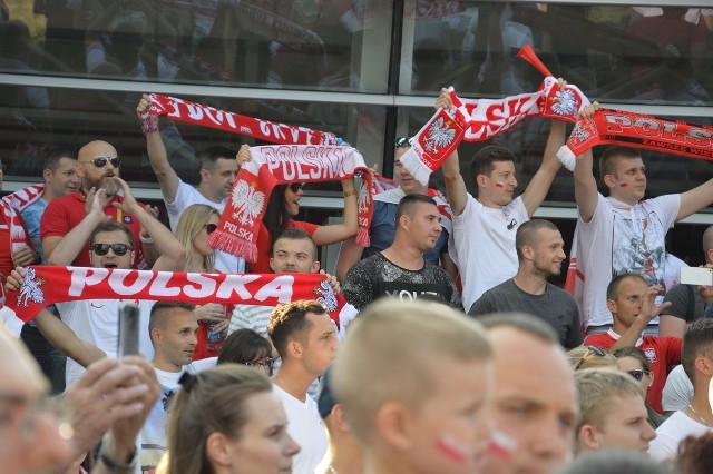 Kiedy na stadionie Otkrytije Ariena w Moskwie zagrano Mazurka Dąbrowskiego, w Stalowej Woli kibice podnieśli kibicowskie szaliki i zaczęło się wielkie wyczekiwanie na zwycięstwo