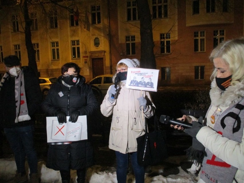 KOD Opole. Solidarni z represjonowanymi sędziami. Akcja na Pl. Daszyńskiego