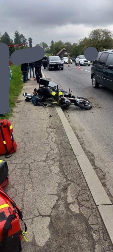 Wypadek w Humniskach. Motocyklistka wjechała w samochód, który zatrzymał się przed przejściem dla pieszych [ZDJĘCIA]