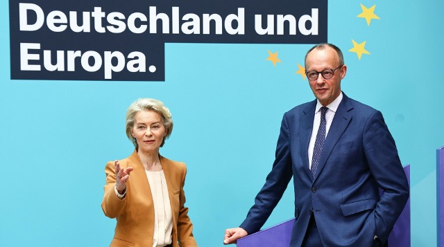 Przewodnicząca Komisji Europejskiej Ursula von der Leyen (po lewej) oraz szef CDU Friedrich Merz po konferencji prasowej, podczas której partia CDU ogłosiła swojego kandydata w wyborach europejskich. Ursula von der Leyen ogłosiła, że będzie ubiegać się o drugą kadencję na stanowisku przewodniczącej Komisji Europejskiej.