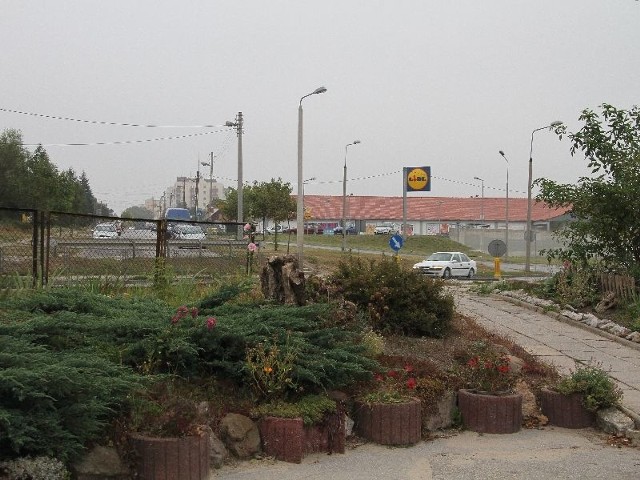 Skrzyżowanie ulicy Grunwaldzkiej i Piekoszowskiej ma być przebudowane na dwupoziomowe albo z rondem. Duży spadek terenu utrudnia wybór rozwiązania. 