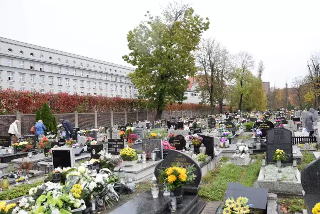 Cmentarz parafii św. Jadwigi Śląskiej w Chorzowie.Zobacz kolejne zdjęcia/plansze. Przesuwaj zdjęcia w prawo - naciśnij strzałkę lub przycisk NASTĘPNE