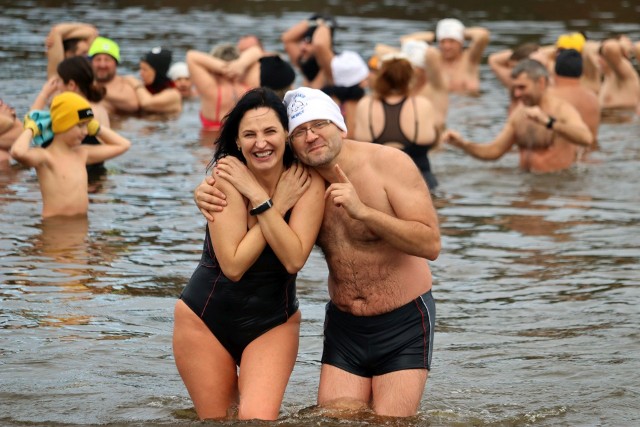 Radomskie Morsy, w niedzielę w samo południe oficjalnie rozpoczęły nowy sezon. Nad zalewem w Siczkach frekwencja dopisała, bo do wody weszła rekordowa liczba chętnych. Nie brakowało biegaczy, spacerowiczów, zwykłych gapiów. Armosfera dopisała, bo widać, że niektórzy bardzo stęsknili się za zimną wodą. Dzis warunki do morsowania nie były jeszcze idealne. Na dworze ciepło, prawie 10 stopni Celsjusza, a woda jeszcze do lodowatej ma daleko, ale z biegiem czasu na przełomie listopada i grudnia, będzie na pewno mroźniej. Na miejscu można było skorzystać z mobilnej sauny. ZOBACZ DUŻO ZDJĘĆ RADOMSKICH MORSÓW ====>>> 