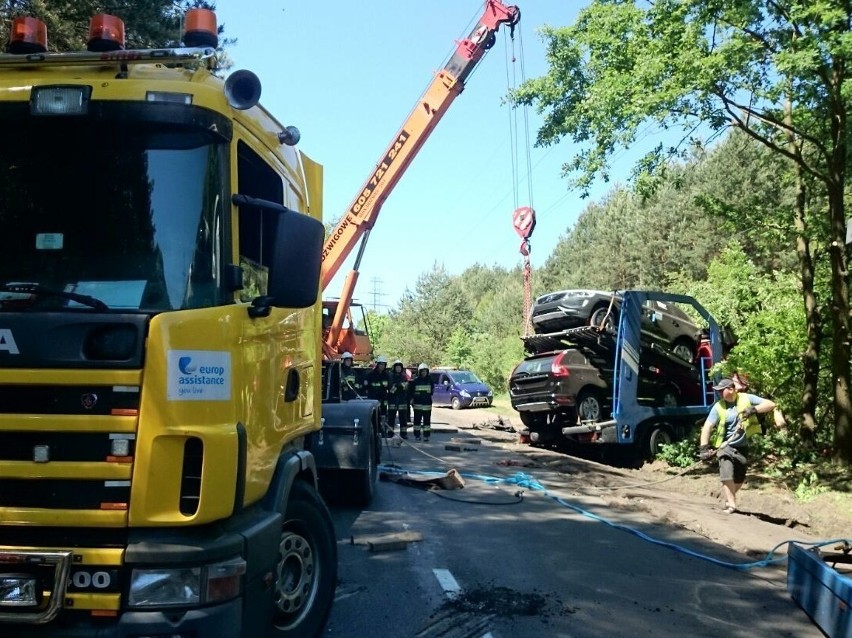 W wyniku wypadku pod Radomskiem ciężarówka przewożąca nowe...