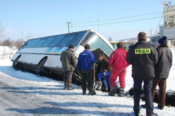 Wypadek autobusu w PobiednieDzisiaj rano w Pobiednie autobus wpadl do rowu. Dziewieciu pasazerów zostalo rannych. 