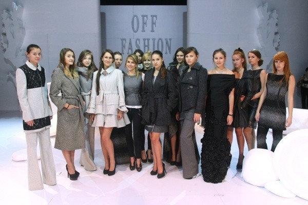 Modelki prezentujące kolekcję "Grey Winter&#8221; Katarzyny Łąckiej. Wśród nich (szósta od lewej) stoi sama projektantka.