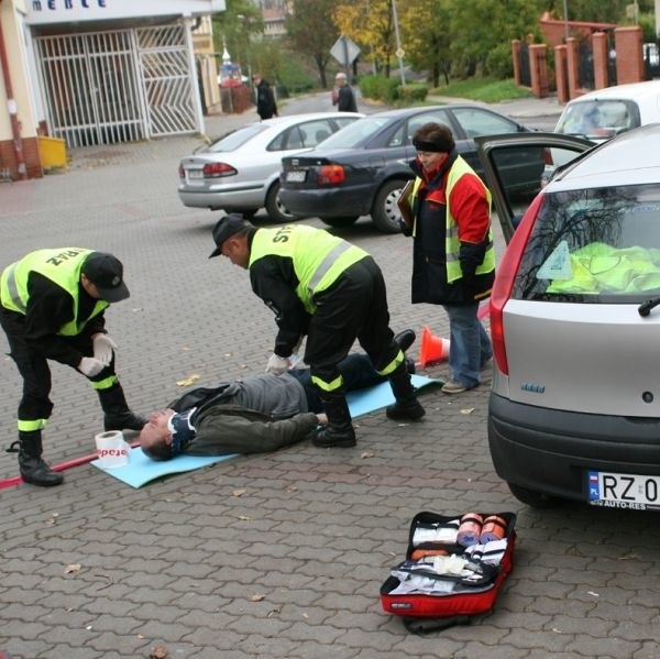 Wypadek obok TESCO. Fiat punto potrącił rowerzystkę.