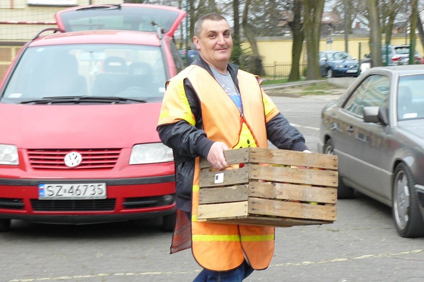 Kłobuck. Jabłka dla uczniów SP nr 2