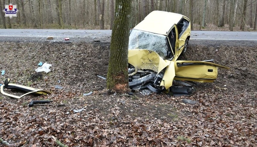 Tragiczny wypadek w powiecie radzyńskim. Samochód uderzył w drzewo, zginęła pasażerka