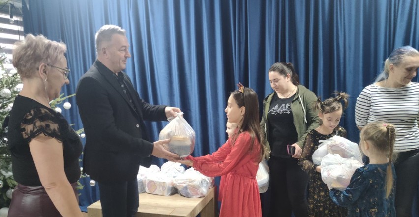 Uchodźcy z Ukrainy w Makowie Mazowieckim otrzymali prezenty od starosty makowskiego. Zdjęcia